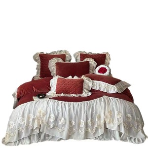 Ensemble de jupe de lit en polaire pour bébé, quatre pièces, motif floral rouge brodé, housse de couette chaude avec bordure en dentelle pour literie bébé - Product Image 4