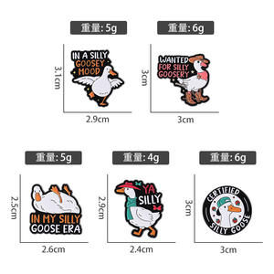 Broches en émail mignonnes et amusantes en forme d'oie, motifs animaux de dessin animé pour sacs à dos, jeans, sacs – Cadeau fantaisie de remise de diplôme pour les amateurs d'oies - Product Image 5