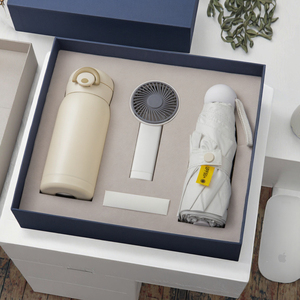 Set Regalo Personalizzato con Ombrello Pieghevole, Ventilatore Elettrico, Taccuino e Bottiglia d'Acqua - Product Image 1