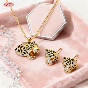 Ювелирные изделия Hengdian: позолоченные 18-каратным золотом комплекты с изображением головы леопарда и черным узором, инкрустированные цирконами AAA. Модные ювелирные наборы оптом для женщин на вечеринки/вечерние мероприятия. - Product Image 1