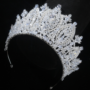 Glamourose corone nuziali in cristallo argentato, tiare regaliere per donne e bambine, ideali per matrimoni, compleanni, balli di fine anno e concorsi di bellezza. - Product Image 2