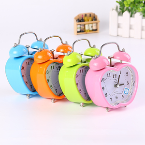 Réveil à double <span class=keywords><strong>cloche</strong></span> en forme de pomme personnalisé Bosheng, horloge de table analogique rétro, horloge domestique super forte, alimentée par piles, design à quartz - Product Image 1