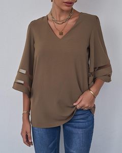 Blusa de mujer con cuello en V y paneles de malla, manga 3/4 acampanada, estilo holgado - Product Image 4
