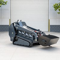 Mini-chargeuse sur chenilles avec godet malaxeur à béton et benne hydraulique à basculement élevé pour la construction