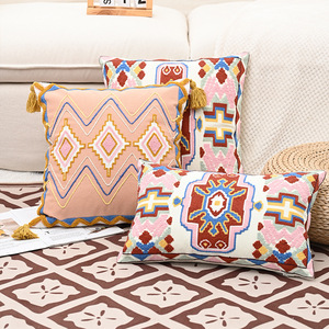 Cojines Rectangulares para Sofá de Poliéster Lavables y Ecológicos con Bordado Geométrico de Estilo Étnico Bohemio, Color Rosa Americano para el Hogar - Product Image 1