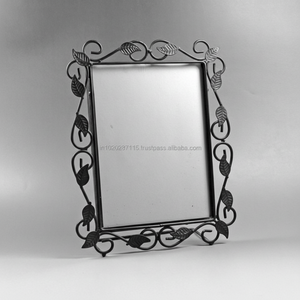 Marco de fotos de metal adecuado para exhibir recuerdos preciosos con un diseño decorativo artesanal, elegante y duradero. - Product Image 1