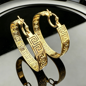 <span class=keywords><strong>Orecchini</strong></span> a Cerchio con Motivo a Chiave Greca Placcati in Oro 18k, <span class=keywords><strong>Orecchini</strong></span> a Cerchio Incisi in Acciaio Inossidabile, Gioielli Vintage con Texture Geometrica Classica - Product Image 4