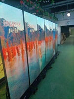 Écran publicitaire LED à surface miroir P2 800*1200mm, cadre en verre réfléchissant, design luxueux pour les magasins phares de marques haut de gamme