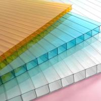 Plaque de polycarbonate vierge : plus facile à manipuler et à installer, procure une éclairage naturel doux et diffus, réduisant l'éblouissement