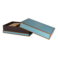 Boîte cadeau rigide personnalisée avec couvercle et base, estampage à chaud bleu mat et gaufrage, en matériaux recyclés pour emballage alimentaire avec support en mousse