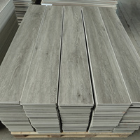 Plancher SPC en chêne naturel à lattes larges 7 mm avec couche d'usure de 0,5 mm, support IXPE, système de clic pour hôtels, appartements et bureaux