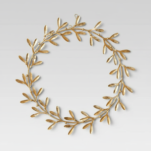Guirnalda decorativa de metal con hojas florales que muestran un patrón detallado de pétalos de flores, ideal para decoración de pared festiva o de temporada - Product Image 1