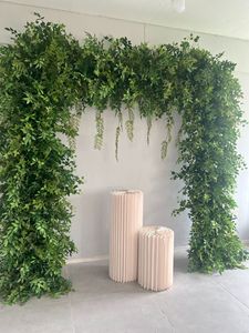 Nouvelle Arche de Mariage en Fleurs Artificielles Style Sauvage, Végétation Verte avec Fleurs Blanches à Vendre - Product Image 5