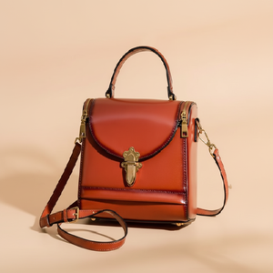 Bolso estructurado. Cuero tostado brillante con cierre giratorio dorado vintage. Disponible a precios mayoristas - Product Image 1