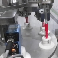 Machine de remplissage et de sertissage de lotion de piston de colle de tube de silicone en aluminium semi-automatique faite sur commande d'usine pour l'onguent