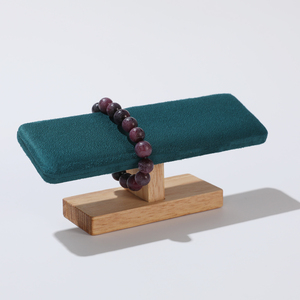 Expositor de joyería de madera premium con almohadilla de terciopelo suave para exhibir pulseras y brazaletes en joyerías y tiendas de regalos. - Product Image 4
