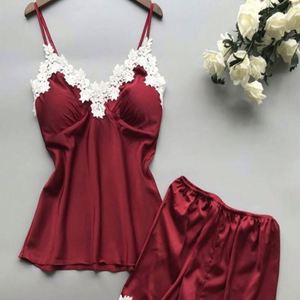 Ensemble de pyjama d'été sexy pour femme en mousseline de soie à col en V, taille élastique, avec logo frontal et short rouge - Product Image 1
