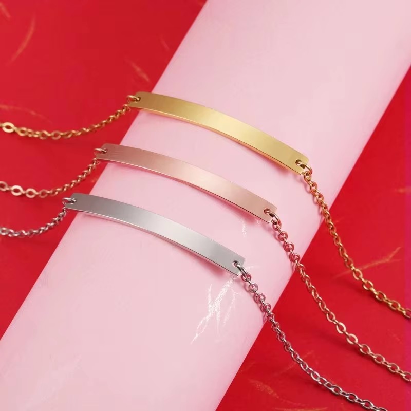 Pulsera de barra curva de 4 mm