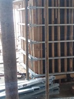 Pince de type colonne de béton réglable, pour le travail du bois