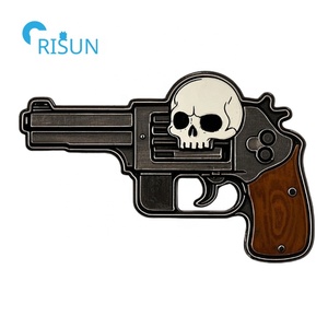Pin de Solapa Personalizado con Forma de Pistola, Color Rosa, con Diseño de Calavera, Broche de Esmalte Personalizado - Product Image 4