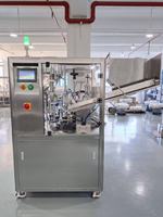 Machine de remplissage de tubes souples modulaire, conçue avec une isolation vibratoire avancée et des mouvements fluides pour un fonctionnement silencieux et propre