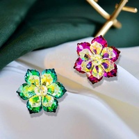 Broches de luxe en forme de fleur avec gros strass brillants, épingles exquises en forme de plante, accessoires de bijoux tendance pour robe de soirée et de mariage