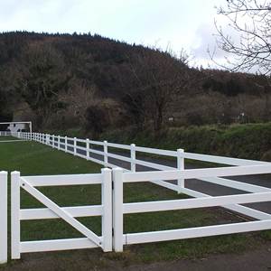 Recinzione per Cavalli in Vinile PVC Bianco a Tre Traverse per Ranch e Fattoria Ampiamente Utilizzata da Giardino di Facile Montaggio Fai da Te - Product Image 1