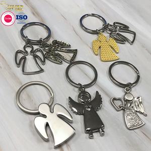 Nieuwe Witte Engelenjongen Sleutelhanger Communie Doopfeest Gunst Souvenirs Christelijke Zilveren Vleugels Beschermer Sleutelhanger - Product Image 1