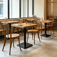 Mobilier de restauration oriental moderne et minimaliste, tables multicouches résistantes aux rayures et chaises en bois massif