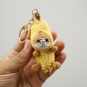 Porte-clés en peluche tricotée mignonne en forme de loutre tenant une poisson, poupées amigurumi faites à la main, jouets animaux en tricot et crochet, poupée loutre porte-clés - Product Image 3
