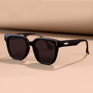 Lunettes de soleil polarisées carrées vertes tendance 2025 avec logo personnalisé pour hommes et femmes, avec rivets, en acétate, pour la conduite - Product Image 3