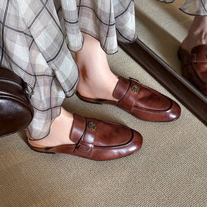 Chaussons en peau de mouton évidée à semelle épaisse, avec motif camélia, bout rond, couleur unie, entièrement recouverts, accompagnés d'un bandeau. - Product Image 5