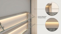 Vitrine à bijoux tendance en laque beige écologique, mobilier moderne pour bijouterie avec éclairage LED chaleureux pour utilisation en showroom