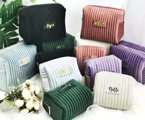 Pochette de toilette matelassée en velours, douce et capitonnée, pour voyage, idéale pour les femmes, demoiselles d'honneur, enterrement de vie de jeune fille, anniversaire, ou comme <span class=keywords><strong>sac</strong></span> à maquillage. - Product Image 4