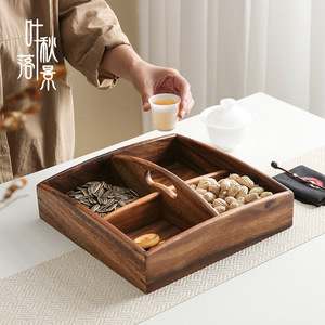 Bandeja de frutas dividida de madera de nogal con cuatro compartimentos, rectangular, para servir bocadillos en la mesa de centro de la sala de estar. - Product Image 1