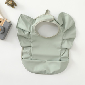 Bavoir pour bébé style coréen avec poche, motif ailes d'ange, en PU imperméable et résistant aux taches, pour l'introduction des aliments complémentaires, anti-salissures et antidérapant - Product Image 3
