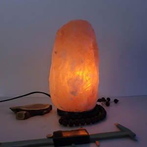 Lampe en sel rose de l'Himalaya, forme naturelle, avec variateur d'intensité et base en bois, 100% naturelle et durable - Product Image 3