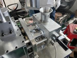 Mélangeur automatique de mélange en plastique R & D Rotor autonettoyant mélangeur interne ouvrable composant de noyau de moteur malaxeur en caoutchouc - Product Image 2