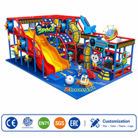 Parc d'attractions intérieur amusant avec toboggans lumineux, défis de puzzle, trampolines circulaires et balades à cheval pour enfants