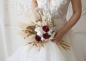 Bouquet de fleurs de mariage en gros, personnalisé, style bohème, roses rouges et blanches préservées, fleurs éternelles pour la décoration de mariage, vente en gros - Product Image 2