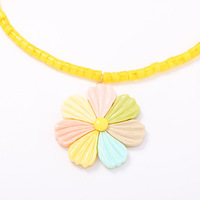 Kalung Choker Bunga Daisy Multiwarna dengan Liontin Manik-manik, Manik Biji Kuning Buatan Tangan, Pesona Bunga Besar Pastel, Kalung Statement Boho
