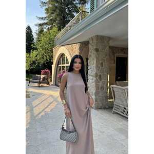 Robe longue ample à motifs floraux Ilona Mink, taille XL, taille empire, logo personnalisé, décolleté sans bretelles, manches lanternes, idéale pour les journées, les fêtes et les célébrations - Product Image 4