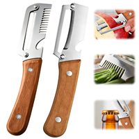 Kookset met 2 stuks roestvrijstalen schilmesjes met houten handvat, inclusief flesopener en uienknipper, met aangepaste logo.