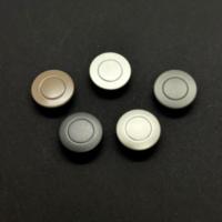 Boutons-pression de luxe en laiton, finition douce au toucher, couleurs assorties, capuchon cœur, disque en aluminium pour sacs et vêtements, personnalisation OEM du logo et de la couleur