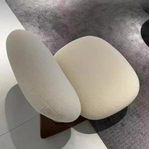 Fauteuil de salon en tissu vert avec base en bois, mobilier d'intérieur pour hôtel, structure de support durable - Product Image 4