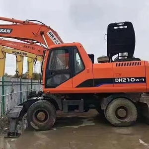 Excavatrice hydraulique sur roues d'occasion Doosan DH210W-7, efficace et performante, avec godet de 1,2 m, poids opérationnel de 21 tonnes, moteur et boîte de vitesses. - Product Image 3