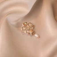 Broche Fleur Coquillage avec Goutte de Perle, Épingle Émaillée Feuille Plaqué Or, Élégante Broche de Revers pour Femme pour Costume, Foulard, Décoration de Mariage