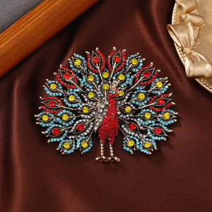 Broche de moda de alta costura con diseño de cola de pavo real, pin de animal con pedrería, para abrigos de invierno, suéteres y corchos para mujer. - Product Image 3