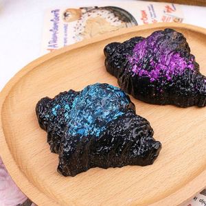 ของเล่นบีบ TPR แบบคืนตัวช้า ของเล่นบีบสำหรับเด็กชายและเด็กหญิง ของเล่นบีบคลายเครียด รูปทรงครัวซองต์ ของขวัญในกล่อง - Product Image 1