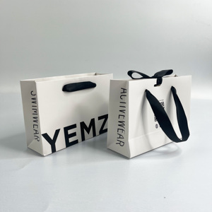 Bolsa de regalo de papel blanco personalizada con asa de cinta de satén negra, bolsa de papel de compras de lujo con logo impreso para empaque de cosméticos - Product Image 2